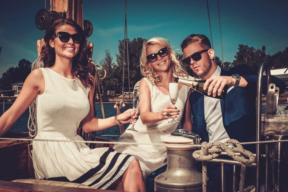 Boire du champagne sur un bateau